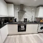 Cosy 3-Bedroom House In Coventry By Seeka Stay, Ideal For Contractors, Free Parking On Drive, Sleeps Up 5